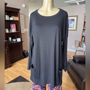 Poetsky black long sleeve tunic w/pockets-size L